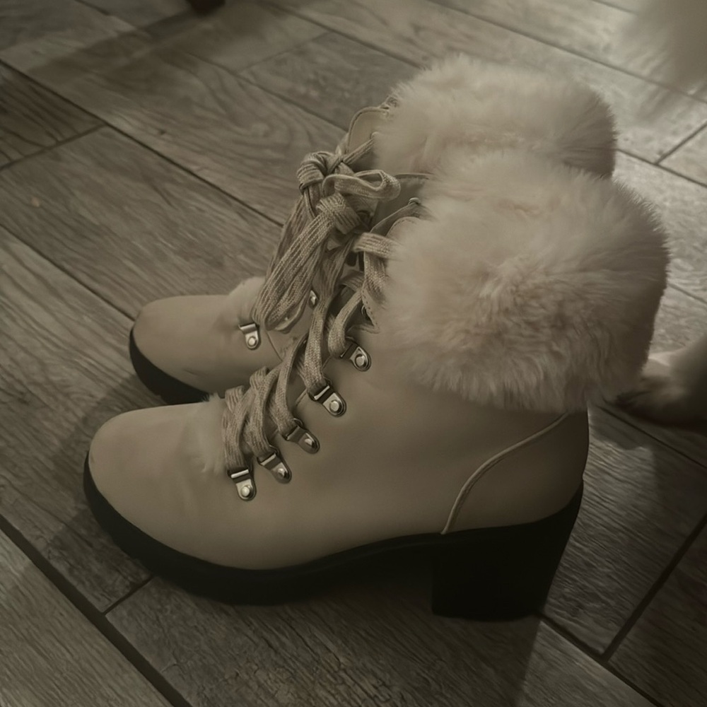 Winter heels size 7. Fur on top! Super cute and warm! Worn twice!
